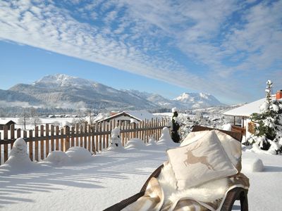 Wintersonne macht nicht nur rote Wangen. Dick eingepackt lässt sich in traumhafter Schneelandschaft herrlich entspannen.