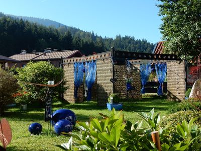 Der Vorgarten am "Gästehaus Schönfeld" im Sommer...