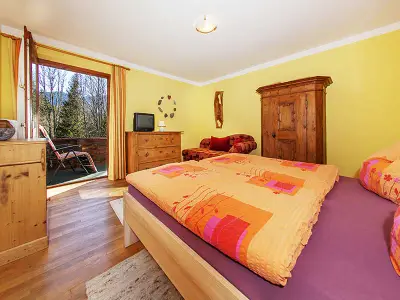 Schlafzimmer mit Balkonzugang