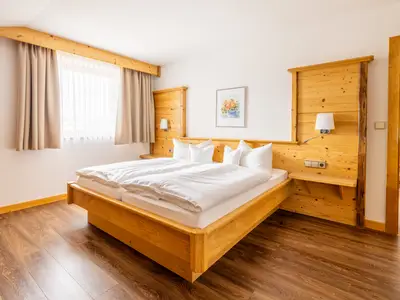 Unterberghorn - großes Schlafzimmer mit Betten in Komforthöhe und Bad en suite