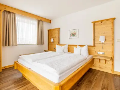 Kaiserblick - sonniges Schlafzimmer mit Betten in Komforthöhe, Südbalkon, Flachbild-TV und Bad en suite