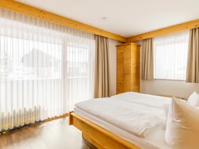 Kaiserblick - sonniges Schlafzimmer mit Betten in Komforthöhe, Südbalkon, Flachbild-TV und Bad en suite