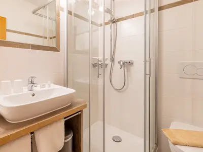 Kaiserblick - modernes Badezimmer mit Flacheinstieg-Dusche