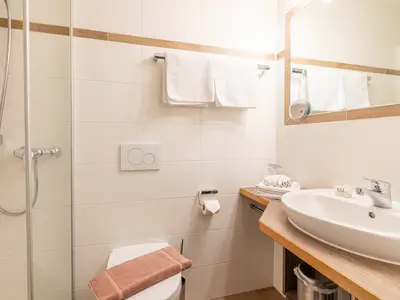 Walmberg - modernes Bad en suite zum 1. Schlafzimmer mit Flacheinstieg-Dusche