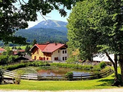 Blick vom Barfusspfad  und Kneippanlage