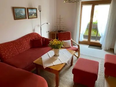 Wohnzimmer mit Blick auf den Balkon