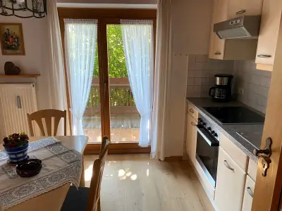 Küche mit Blick auf den Balkon