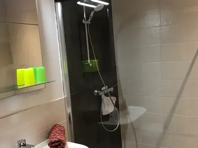 Badezimmer mit Walk-in-Dusche