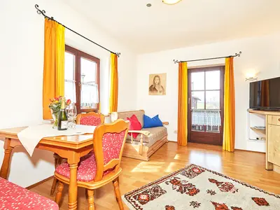 Wohnzimmer mit Balkonzugang