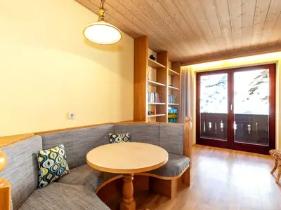 Berghof Appartement - Wohnzimmer mit Balkonzugang
