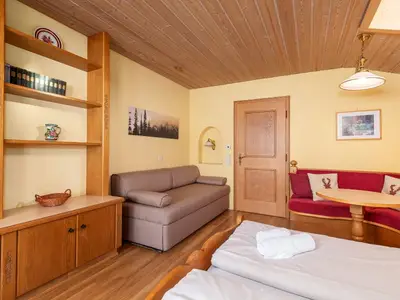 Berghof Studio - Schlafzimmer mit Sofa und Essbereich