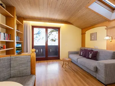 Berghof Apartment - Wohnzimmer mit Balkonzugang