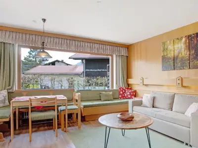 Wohnzimmer mit Sitzecke und Schlafsofas