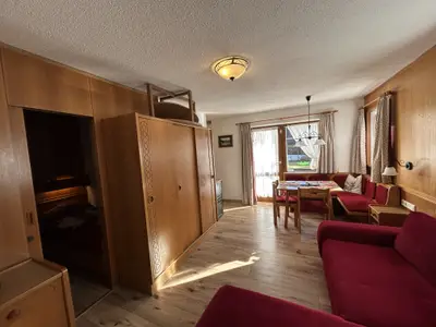 Wohnzimmer mit Sitzecke und Schlafcouch