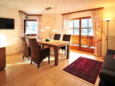Wohnzimmer mit Couch und Esstisch