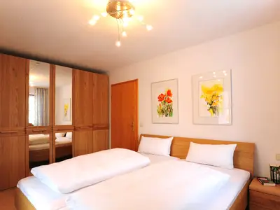 Schlafzimmer mit Doppelbett und Wandschrank