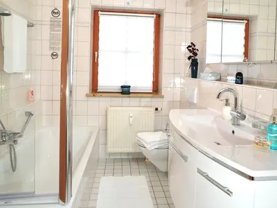 Bad mit Badewanne, Dusche und WC