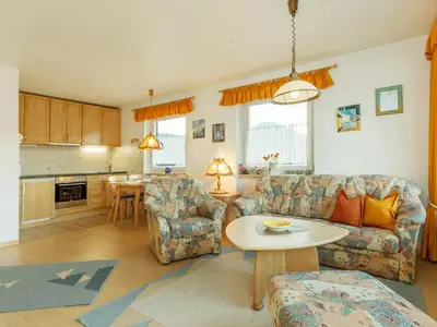Wohnzimmer mit Küche im Hintergrund