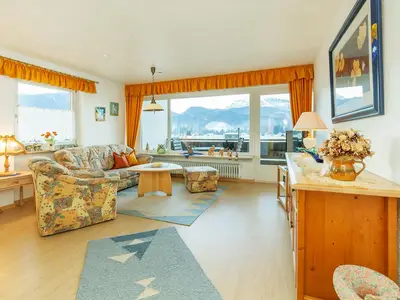 Wohnzimmer mit herrlichem, unverbautem Ausblick