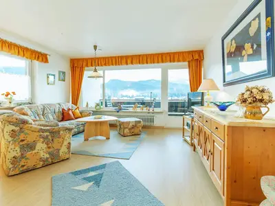 Wohnzimmer mit Balkonzugang