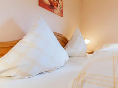 Bettwäsche und Handtücher sind inklusive.