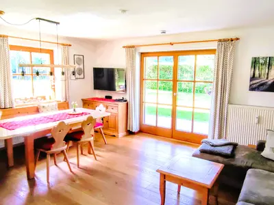 Wohnzimmer mit Zugang zur Terrasse