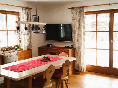 Wohnzimmer mit neuem Esstisch (12/2024)