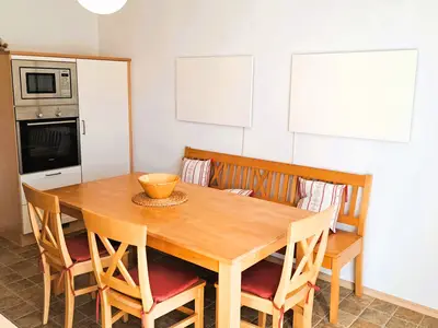 Küche mit Esstisch