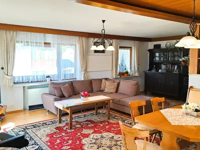 Heller Wohnbereich mit Balkonzugang