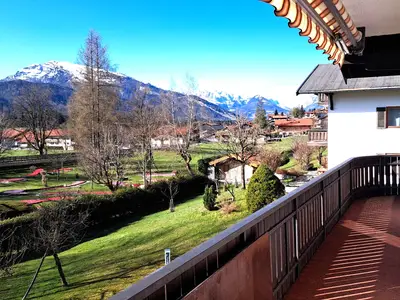 Großer, möblierter Balkon mit wunderschönem Bergblick