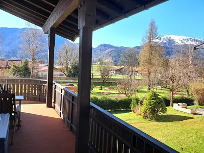 Großer, möblierter Balkon mit Bergblick