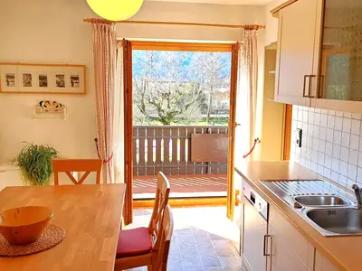 Vollausgestattete Küche mit Balkonzugang