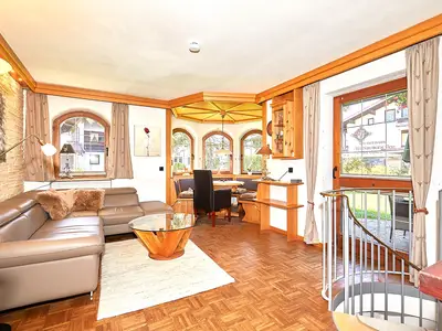 Wohnbereich mit Tür zur Terrasse