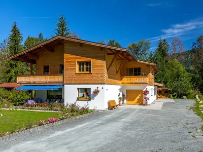 Das Haus Alpina im Sommer