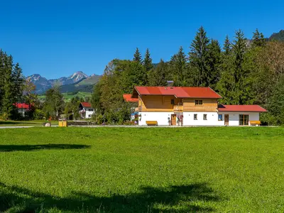 Das Haus Alpina im Sommer