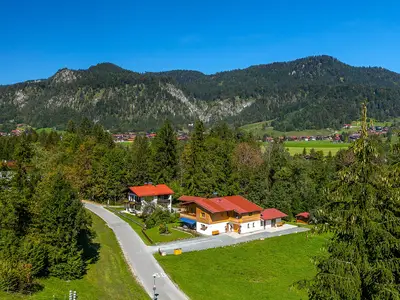 Das Haus Alpina mit Walmberg im Hintergrund