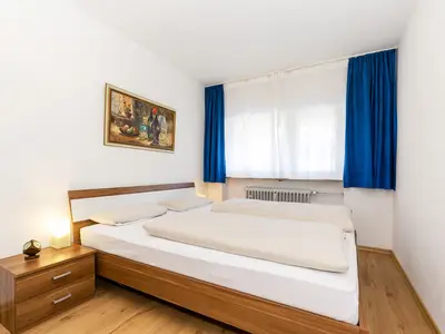 Erstes Schlafzimmer mit Doppelbett