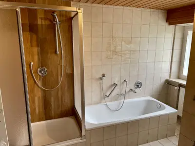 Bad mit Dusche, Badewanne, WC