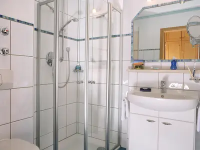 hell und freundlich und mit direktem Zugang zum zweiten Schlafzimmer, das zweite Bad mit Dusche/WC