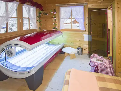 So geht Erholung in den Bergen: Wellnessbereich in urigem Blockhaus mit direktem Zugang über die Terrasse.