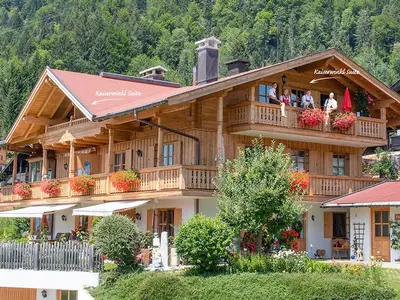 Unsere Kaiserwinkl Exklusiv Ferienwohnung liegt ruhig und sonnig im Erdgeschoss für erholsamen Urlaub in den Bergen