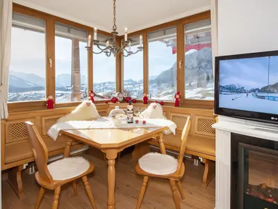 Ein Panorama wie es schöner nicht sein könnte: Kaisergebirge und das Reit im Winkler Tal grüßen zu jeder Mahlzeit.
