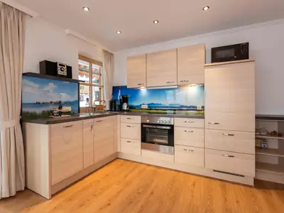 Hier macht Kochen Spaß: neue helle Wohnküche mit Spülmaschine, Backofen und Cerankochfeld.