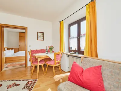 Wohnzimmer mit Blick in Schlafzimmer