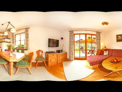 Großer Wohn- und Essbereich mit Terrassenzugang