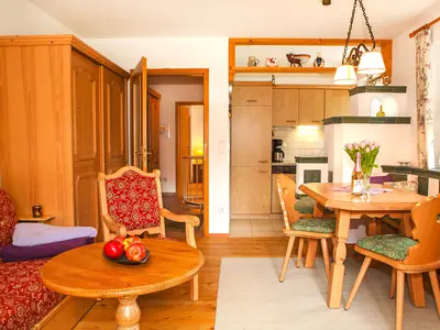 Essbereich mit Esstisch und Küche im Hintergrund