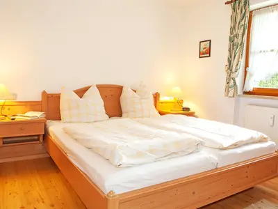 Erstes Schlafzimmer mit Doppelbett