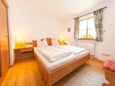 Erstes Schlafzimmer mit Wandschrank