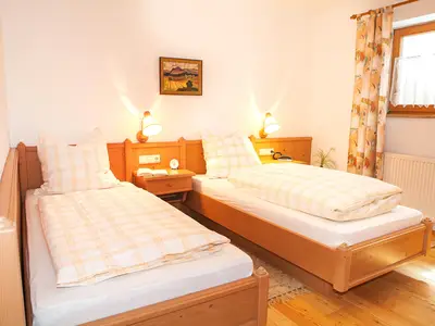 Zweites Schlafzimmer mit zwei Einzelbetten