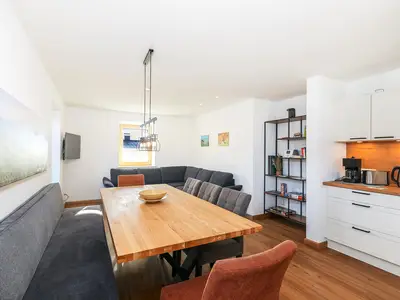 Großer Esstisch mit Sitzbank und Komfortstühlen